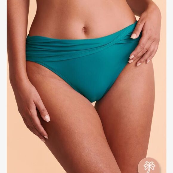 NWT 188.00 BLEU ROD Top + BOTTOM
Pulling Strings Shirred Halterikini Size 4 - Picture 4 of 9